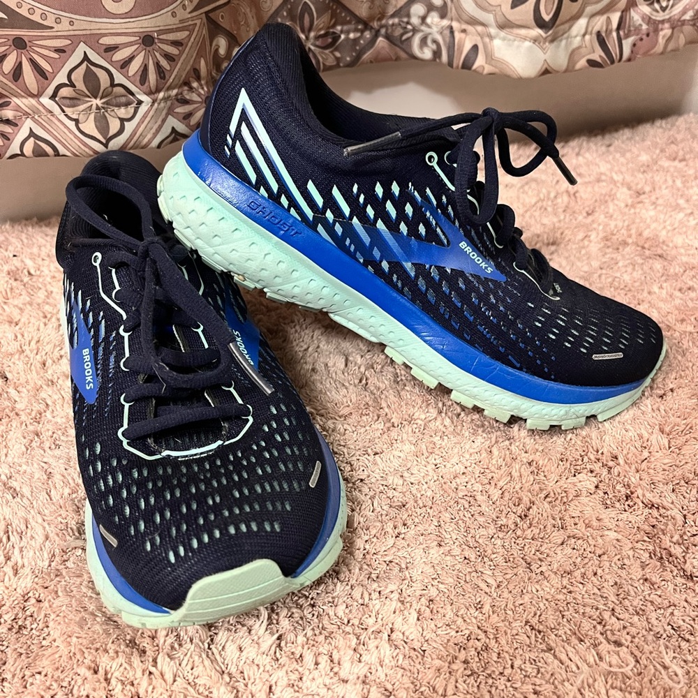 🦋Brooks running shoes. Women’s. Size 7. Excellent condition🦋